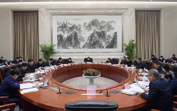 易炼红主持召开第六十次省政府常务会议，定...