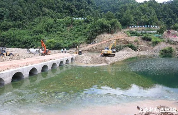 宣威水库建设加班加点 进行导流洞场平和开... 宣威水库建设加班加点 进行导流洞场平和开...